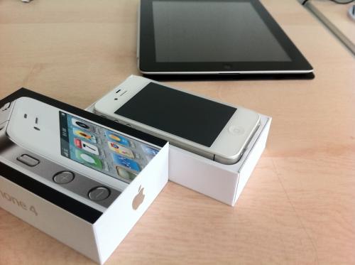 L'unboxing del nuovo iPhone 4 bianco